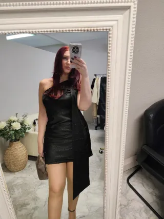 Mini abito nero con foulard