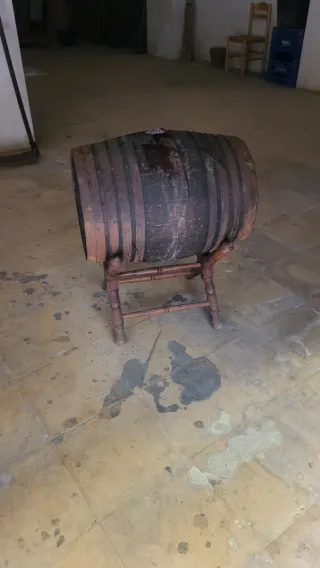 Barrica de vino de madera con soporte