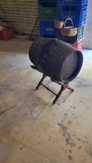 Barrica de vino de madera con soporte