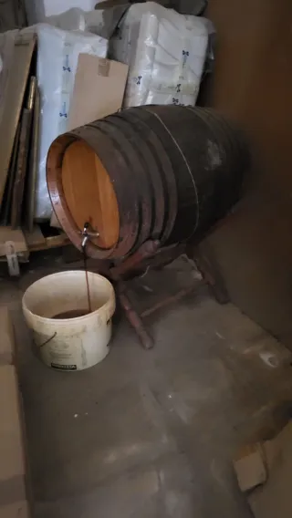 Barrica de vino de madera con soporte