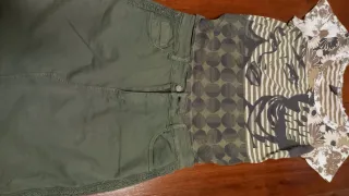 Falda vaquera verde y camiseta estampada