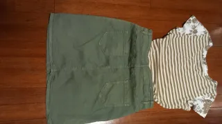 Falda vaquera verde y camiseta estampada