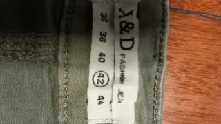 Falda vaquera verde y camiseta estampada