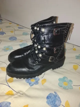 Botines negros mujer con perlas y hebillas