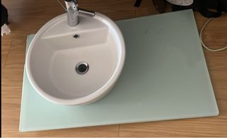 Lavabo redondo blanco con grifo