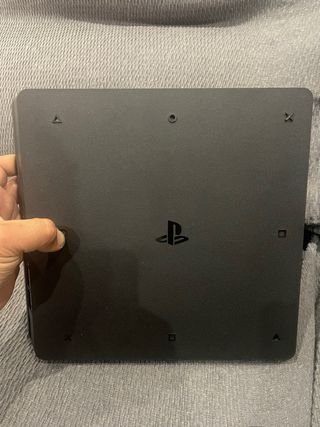 PS4 Slim 1TB + 1 mando + 6 juegos + mochila