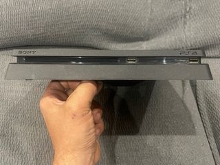 PS4 Slim 1TB + 1 mando + 6 juegos + mochila