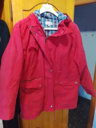 Abrigo rojo con capucha