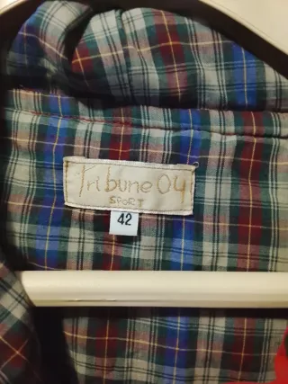 Abrigo rojo con capucha