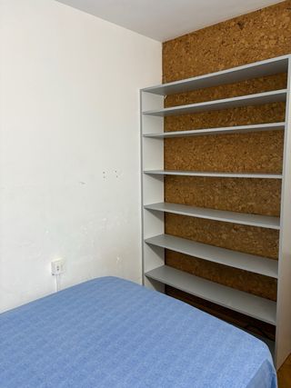 se alquila habitación servicios incluidos y wifi.