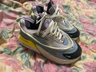 Zapatillas Nike grises y moradas