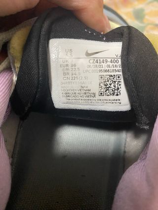 Zapatillas Nike grises y moradas