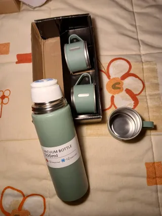 Termo y 3 Vasos Metálicos