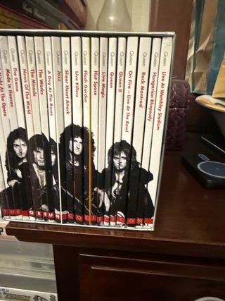 Caja de  CD Queen discografía