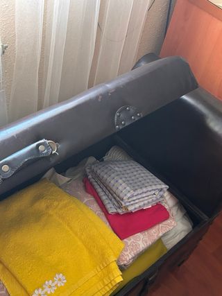 Diván de polipiel estilo baúl