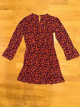 Vestido de flores corto manga larga