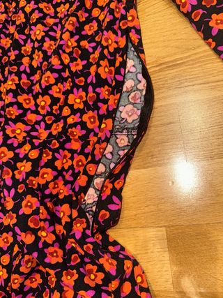 Vestido de flores corto manga larga