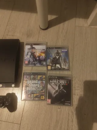 PS3 Slim Negra + 3 Mandos + 4 Juegos