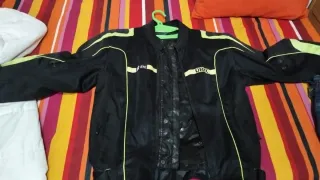 Chaqueta de moto negra y amarilla DBK