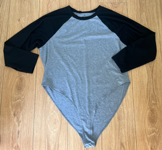 Body gris y negro manga raglan manga larga