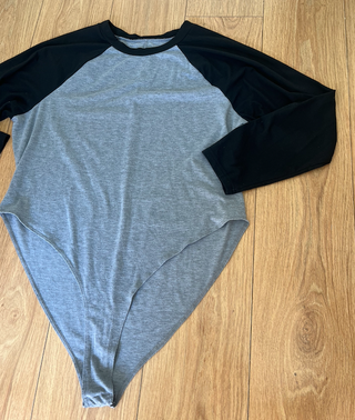 Body gris y negro manga raglan manga larga
