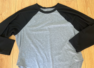 Body gris y negro manga raglan manga larga