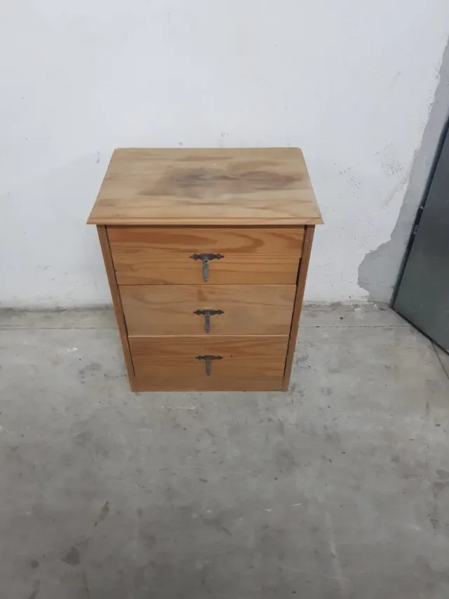 Mesita de noche rústica de madera