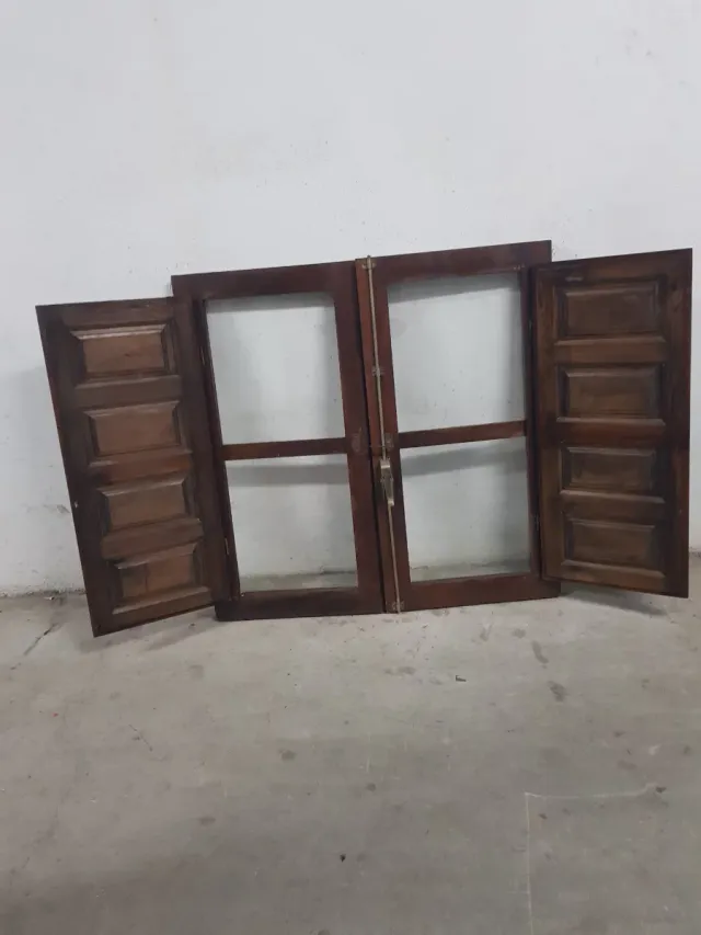 Ventana antigua de madera con postigos 90 x 90 cm