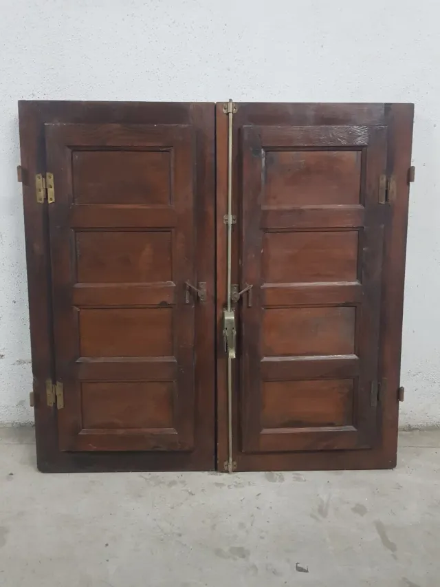 Ventana antigua de madera con postigos 90 x 90 cm