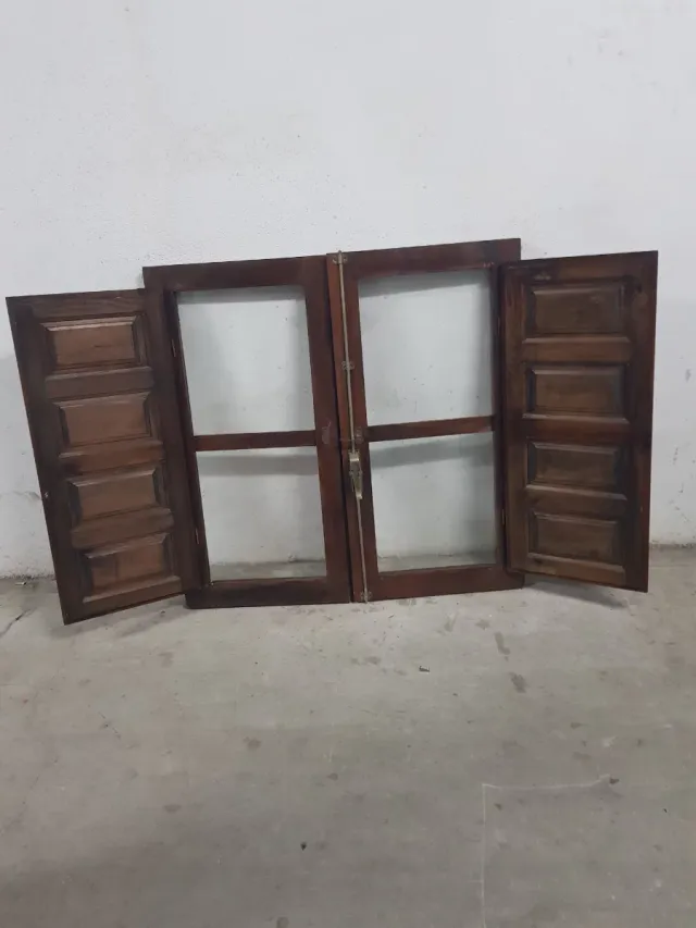 Ventana antigua de madera con postigos 90 x 90 cm