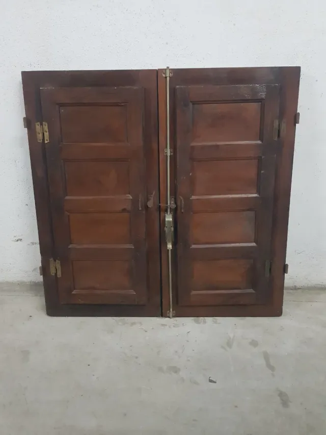 Ventana antigua de madera con postigos 90 x 90 cm