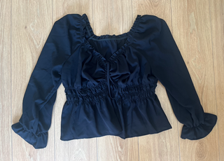 blusa camiseta negra fruncida de manga larga