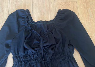 blusa camiseta negra fruncida de manga larga