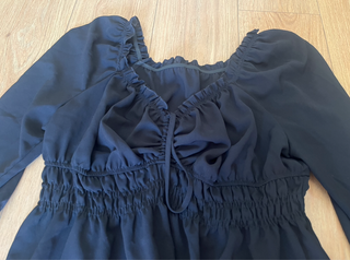 blusa camiseta negra fruncida de manga larga