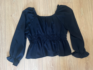 blusa camiseta negra fruncida de manga larga