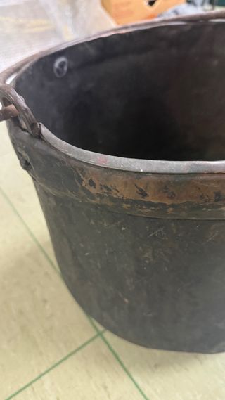 Caldero antiguo con asas