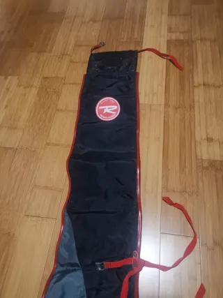 Funda para esquís negra con ribetes rojos