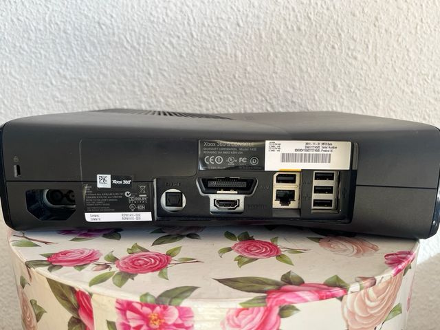 Xbox 360 Slim + FIFA Street