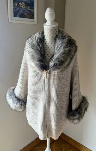 Chaqueta de punto, con cuello y puños de pelo