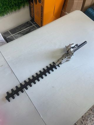 Adattatore tagliasiepi per decespugliatore