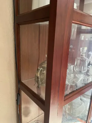 Vitrina madera maciza con puertas de cristal