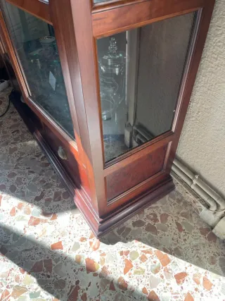 Vitrina madera maciza con puertas de cristal