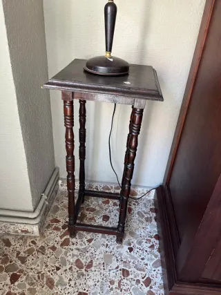 Mesita auxiliar madera €40 y lámpara antigua €60