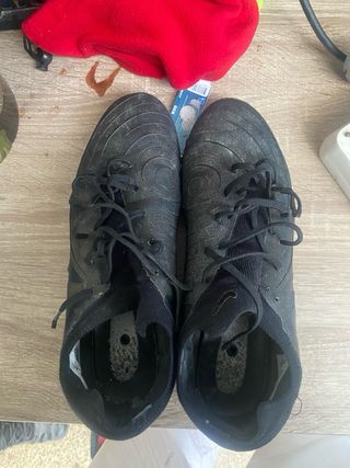 Botas de fútbol negras
