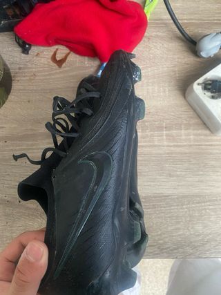 Botas de fútbol negras