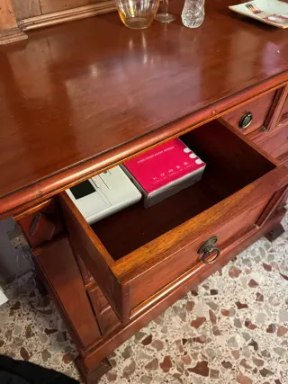 Cómoda antigua de madera maciza