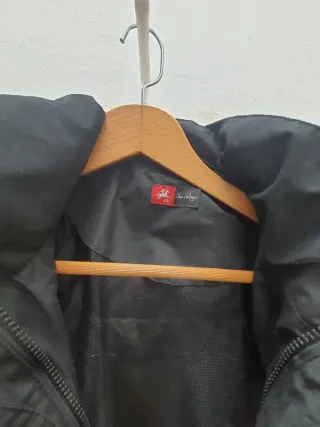 Chaqueta impermeable negra