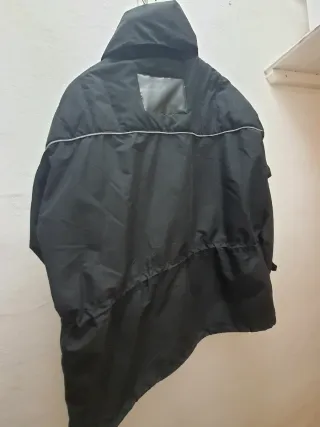 Chaqueta impermeable negra
