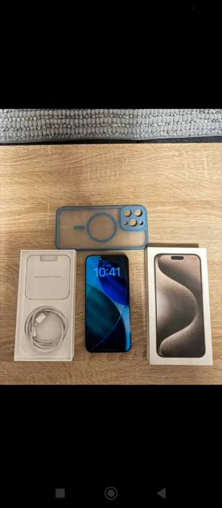 iPhone 15 con cover e accessori