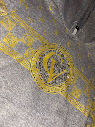 Sudadera Gris Versace Talla M con Detalles Dorados